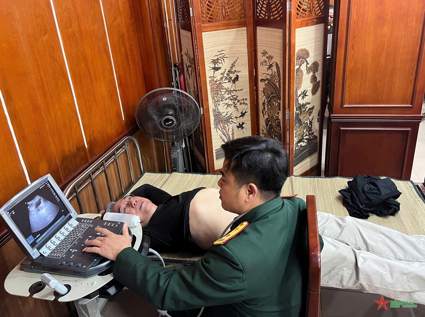 Cục Hậu cần (Tổng cục Chính trị) khám bệnh cho nhân dân tại phường Hàng Mã