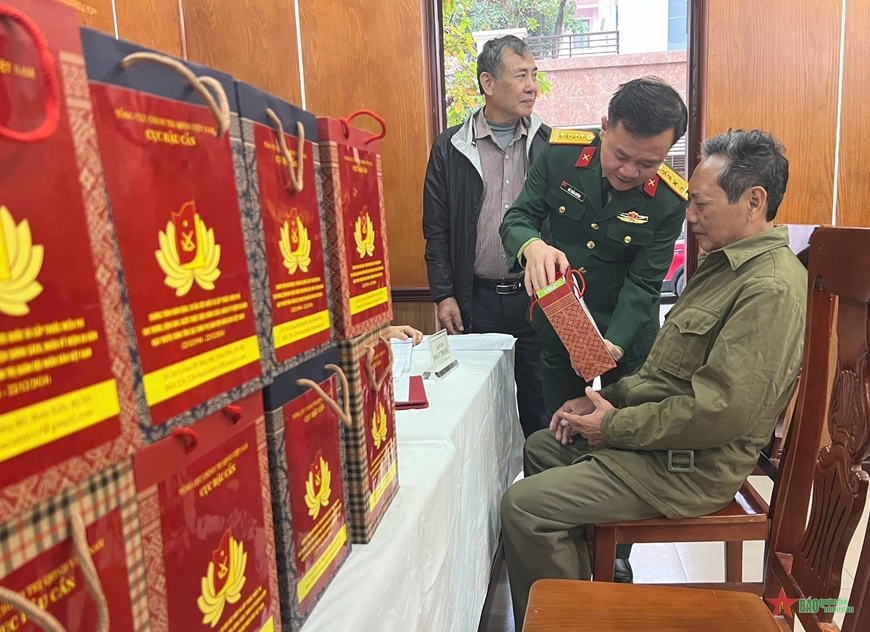Cục Hậu cần (Tổng cục Chính trị) khám bệnh cho nhân dân tại phường Hàng Mã