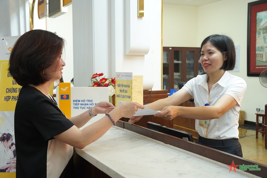 Hỗ trợ người dân TP Hà Nội giải quyết thủ tục hành chính