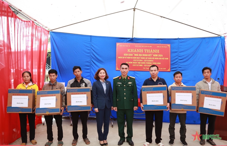 Bàn giao 10 ngôi nhà đại đoàn kết tặng các gia đình có hoàn cảnh khó khăn
