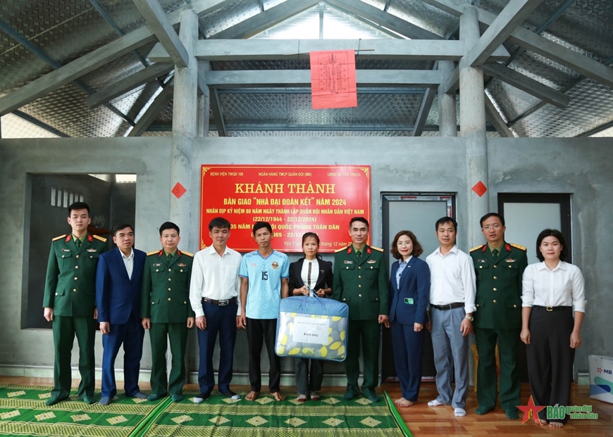 Bàn giao 10 ngôi nhà đại đoàn kết tặng các gia đình có hoàn cảnh khó khăn