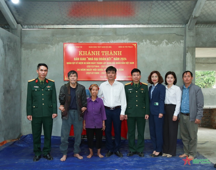 Bàn giao 10 ngôi nhà đại đoàn kết tặng các gia đình có hoàn cảnh khó khăn