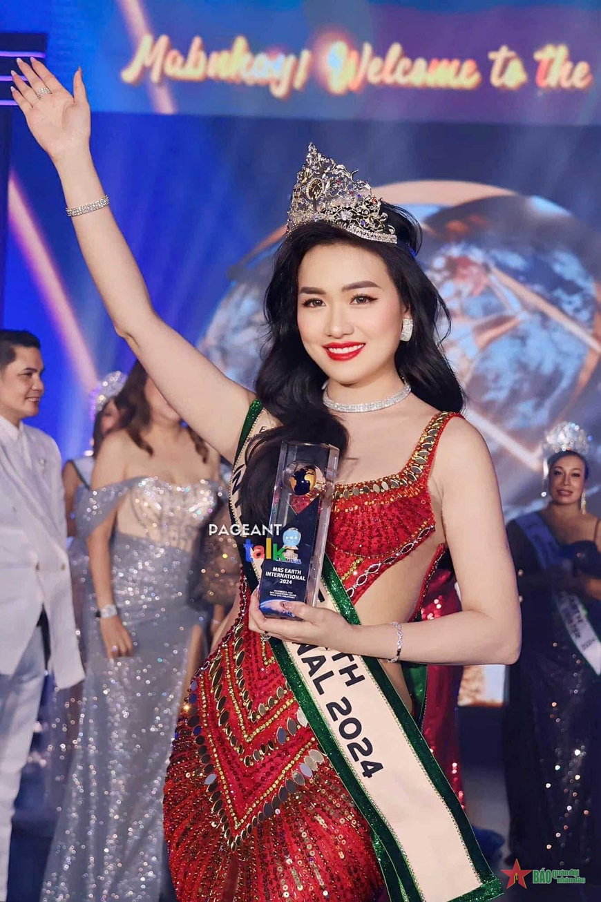 Vũ Thị Hoa giành ngôi vị Hoa hậu Mrs Earth International 2024