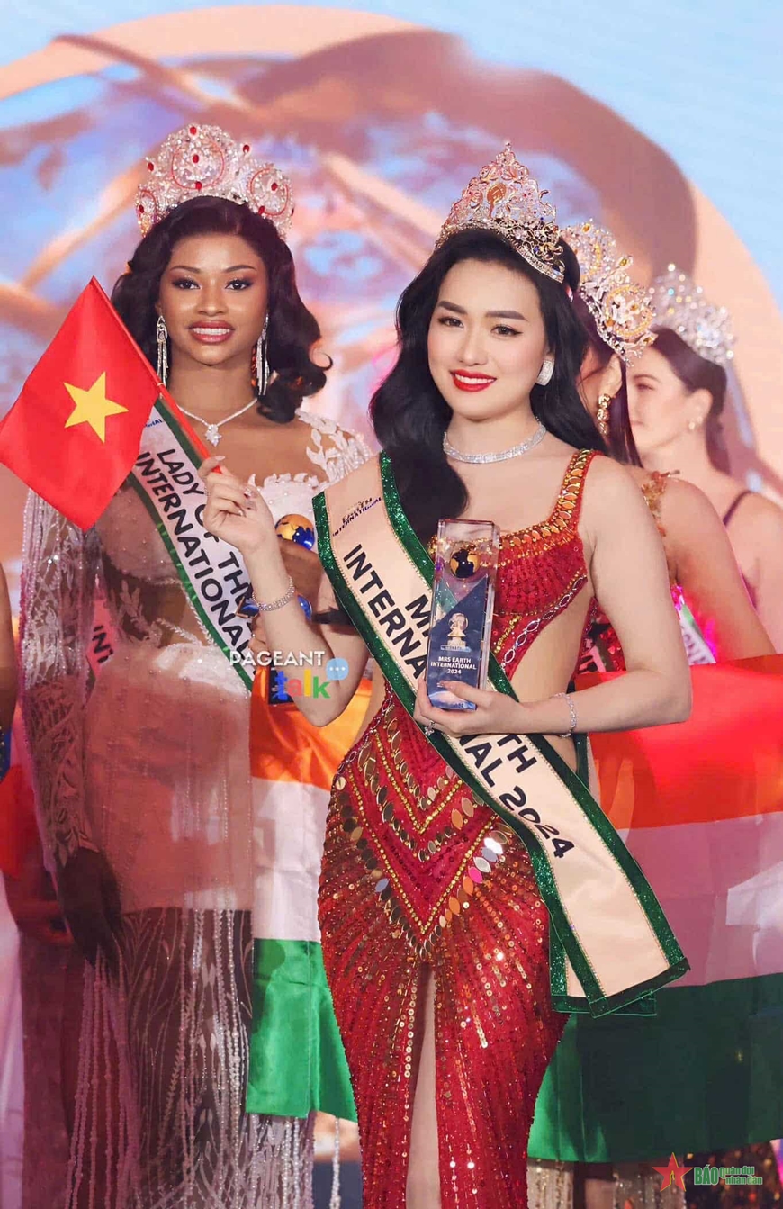Vũ Thị Hoa giành ngôi vị Hoa hậu Mrs Earth International 2024