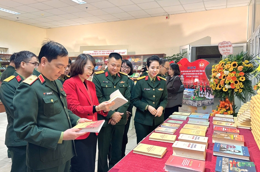 Gần 1.000 ấn phẩm trưng bày tại triển lãm sách, báo “80 năm vững bước dưới cờ Đảng quang vinh”