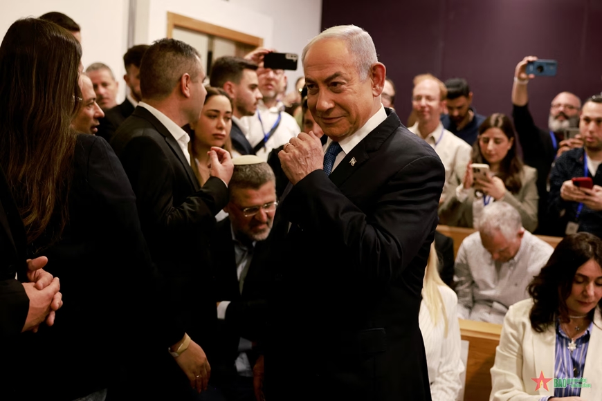 Thủ tướng Israel lần đầu tiên ra hầu tòa