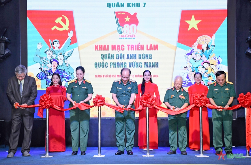 Triển lãm gần 400 hình ảnh, hiện vật, tài liệu “Quân đội anh hùng - Quốc phòng vững mạnh”
