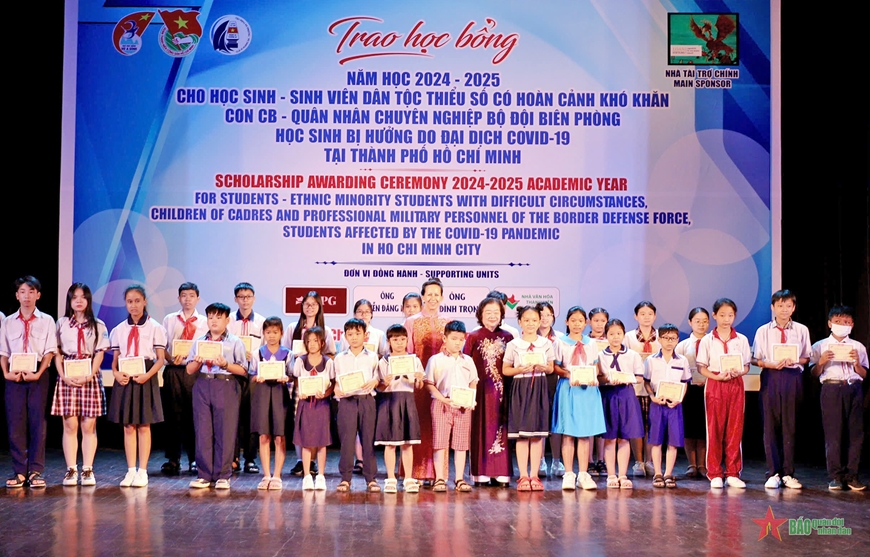 Quỹ học bổng Vừ A Dính trao 318 suất học bổng tặng học sinh, sinh viên