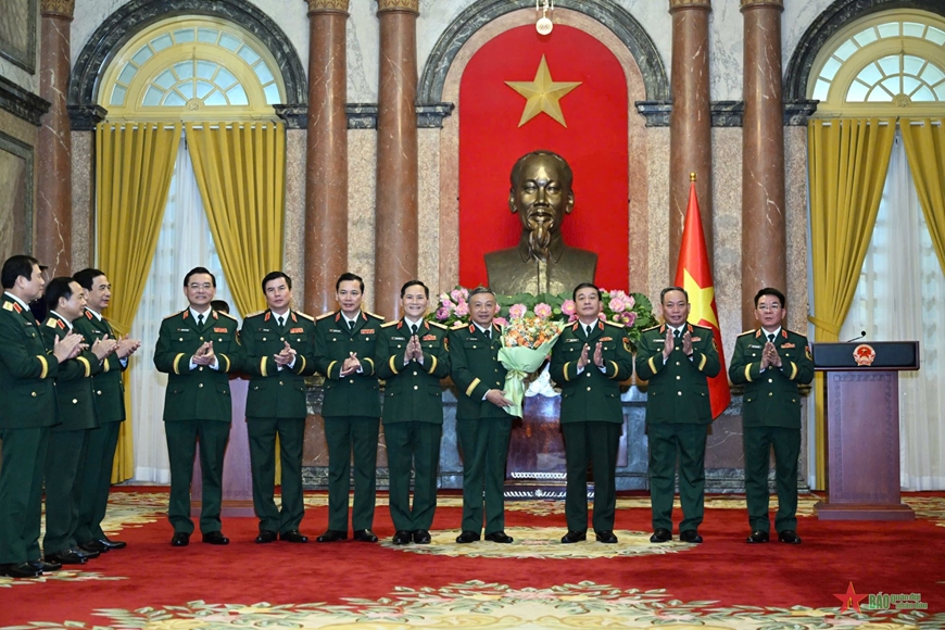 Chủ tịch nước trao Quyết định thăng quân hàm Thượng tướng đối với đồng chí Lê Quang Minh