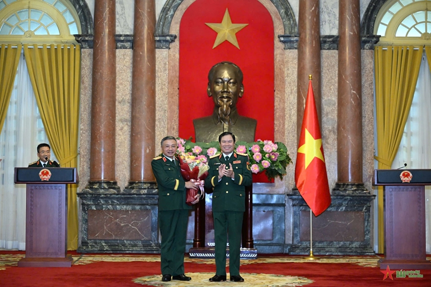 Chủ tịch nước trao Quyết định thăng quân hàm Thượng tướng đối với đồng chí Lê Quang Minh