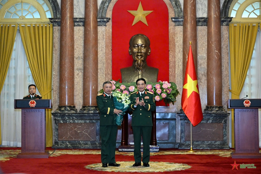Chủ tịch nước trao Quyết định thăng quân hàm Thượng tướng đối với đồng chí Lê Quang Minh