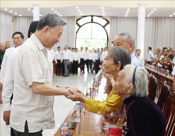 Tổng Bí thư Tô Lâm gặp mặt, tặng quà Mẹ Việt Nam anh hùng, gia đình chính sách và cựu chiến binh lão thành tỉnh Đồng Tháp