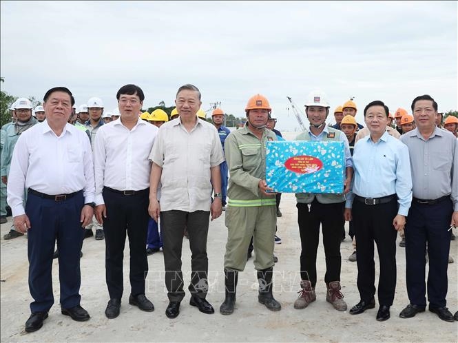 Tổng Bí thư Tô Lâm gặp mặt, tặng quà Mẹ Việt Nam anh hùng, gia đình chính sách và cựu chiến binh lão thành tỉnh Đồng Tháp