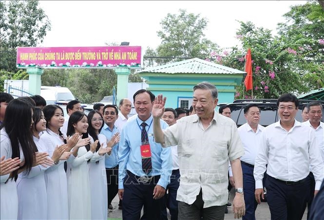 Tổng Bí thư Tô Lâm gặp mặt, tặng quà Mẹ Việt Nam anh hùng, gia đình chính sách và cựu chiến binh lão thành tỉnh Đồng Tháp