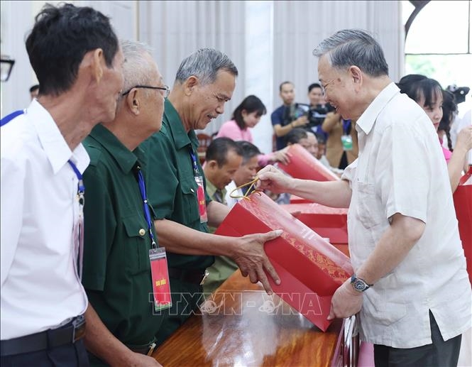 Tổng Bí thư Tô Lâm gặp mặt, tặng quà Mẹ Việt Nam anh hùng, gia đình chính sách và cựu chiến binh lão thành tỉnh Đồng Tháp
