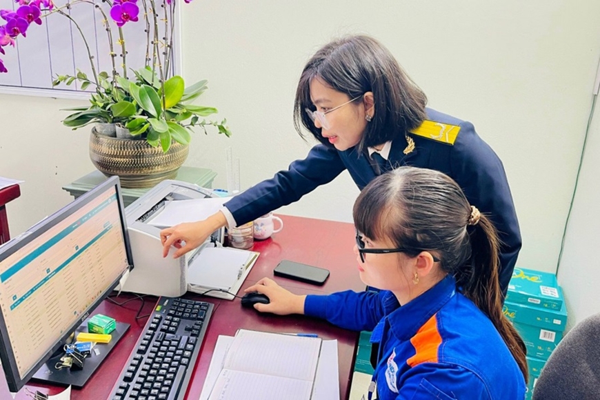 Cán bộ thuế kiểm tra việc thực hiện hóa đơn điện tử từng lần bán hàng đối với hoạt động kinh doanh, bán lẻ xăng dầu. Ảnh: HUY HÙNG