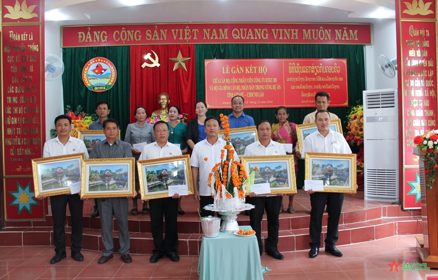 Binh đoàn 15: Công ty Hợp tác kinh tế 385 tổ chức “Gắn kết hộ” với cán bộ, nhân dân Lào​