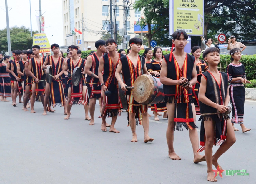 Kon Tum: Hơn 1.000 nghệ sĩ, nghệ nhân, diễn viên và học sinh tham gia lễ hội đường phố