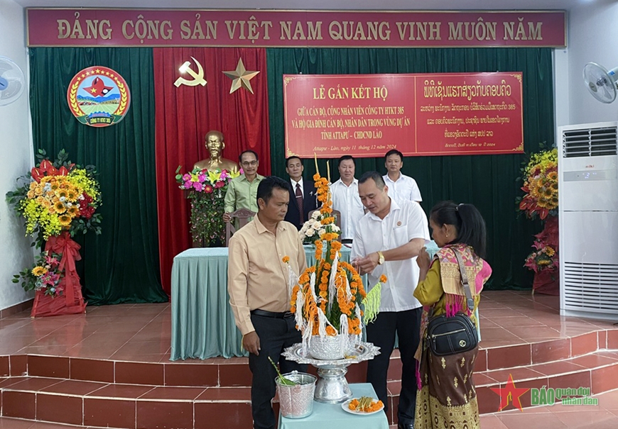 Binh đoàn 15: Công ty Hợp tác kinh tế 385 tổ chức “Gắn kết hộ” với cán bộ, nhân dân Lào​