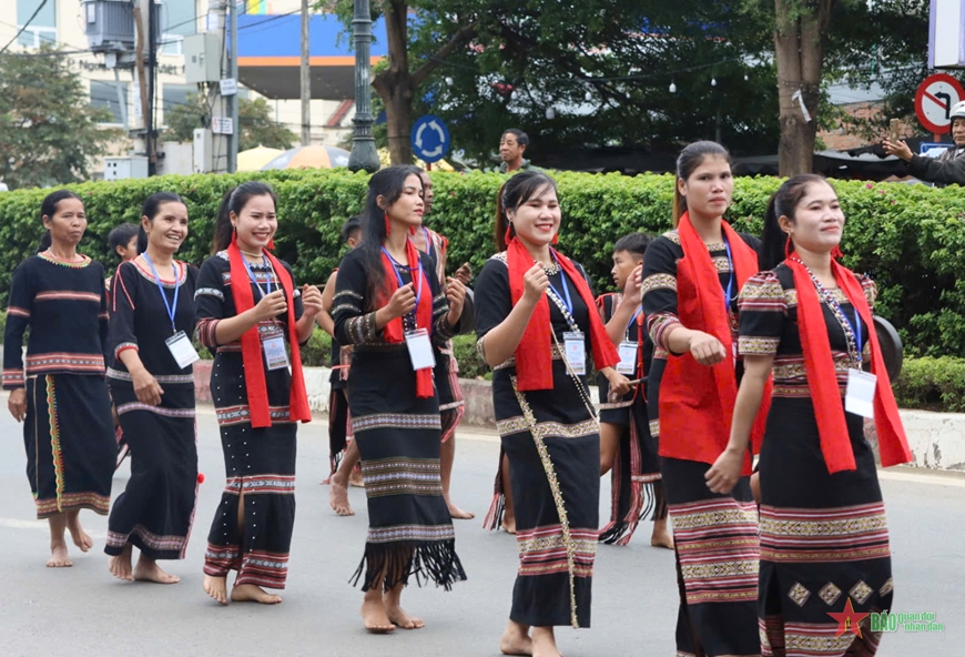 Kon Tum: Hơn 1.000 nghệ sĩ, nghệ nhân, diễn viên và học sinh tham gia lễ hội đường phố