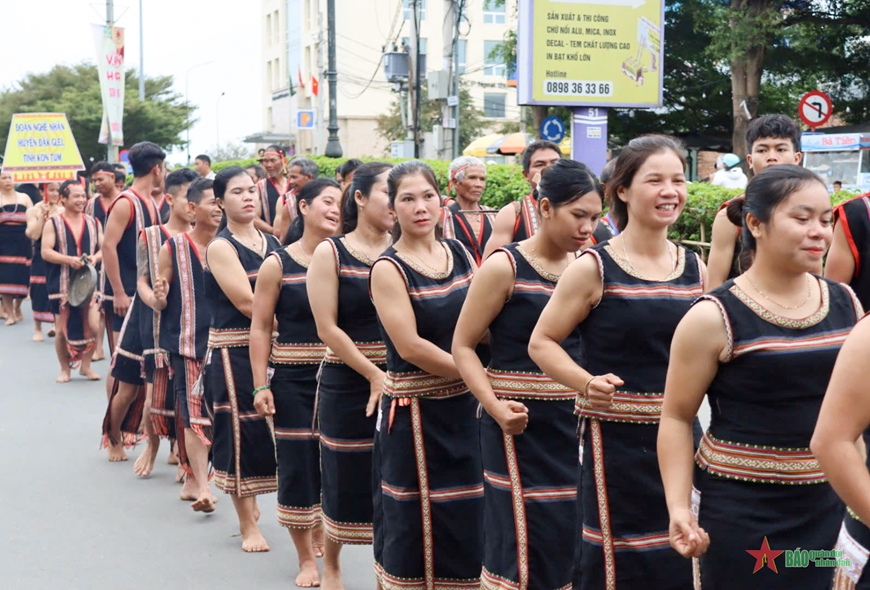 Kon Tum: Hơn 1.000 nghệ sĩ, nghệ nhân, diễn viên và học sinh tham gia lễ hội đường phố
