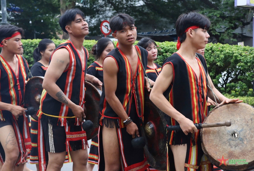 Kon Tum: Hơn 1.000 nghệ sĩ, nghệ nhân, diễn viên và học sinh tham gia lễ hội đường phố