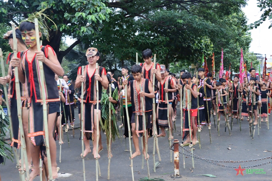Kon Tum: Hơn 1.000 nghệ sĩ, nghệ nhân, diễn viên và học sinh tham gia lễ hội đường phố