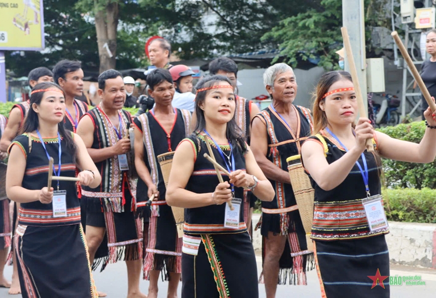 Kon Tum: Hơn 1.000 nghệ sĩ, nghệ nhân, diễn viên và học sinh tham gia lễ hội đường phố
