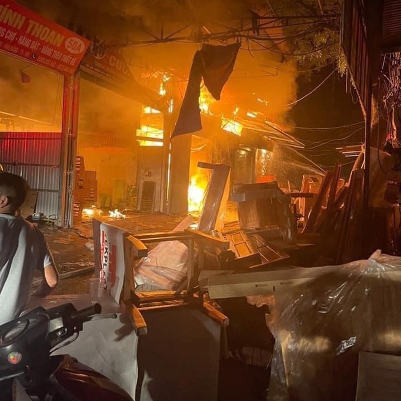 Hà Nội: Cháy nhiều nhà xưởng gỗ ở Thạch Thất; thiệt hại đang được thống kê