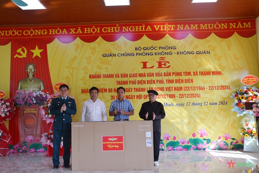 Quân chủng Phòng không - Không quân trao tặng nhà văn hóa tại Điện Biên
