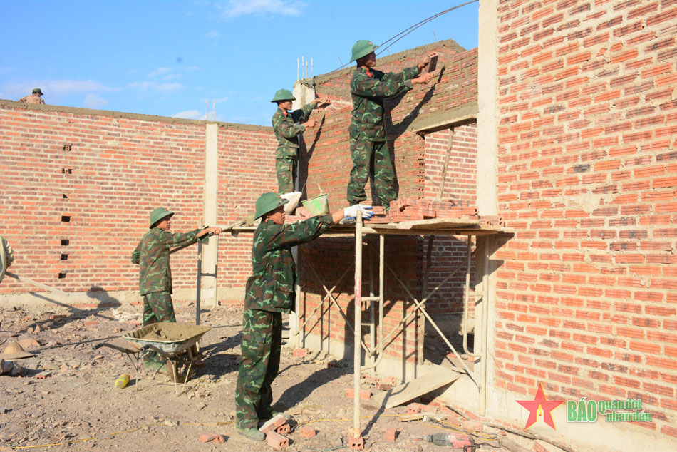 Bộ đội giúp dân làm nhà ở Mường Pồn