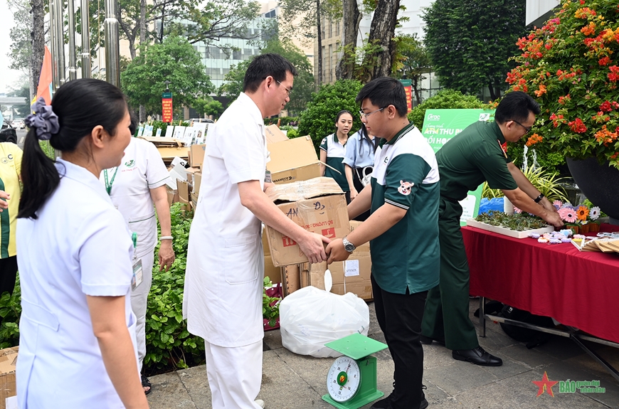 Bệnh viện Quân y 175 triển khai chương trình “ATM thu phế liệu đổi học liệu”