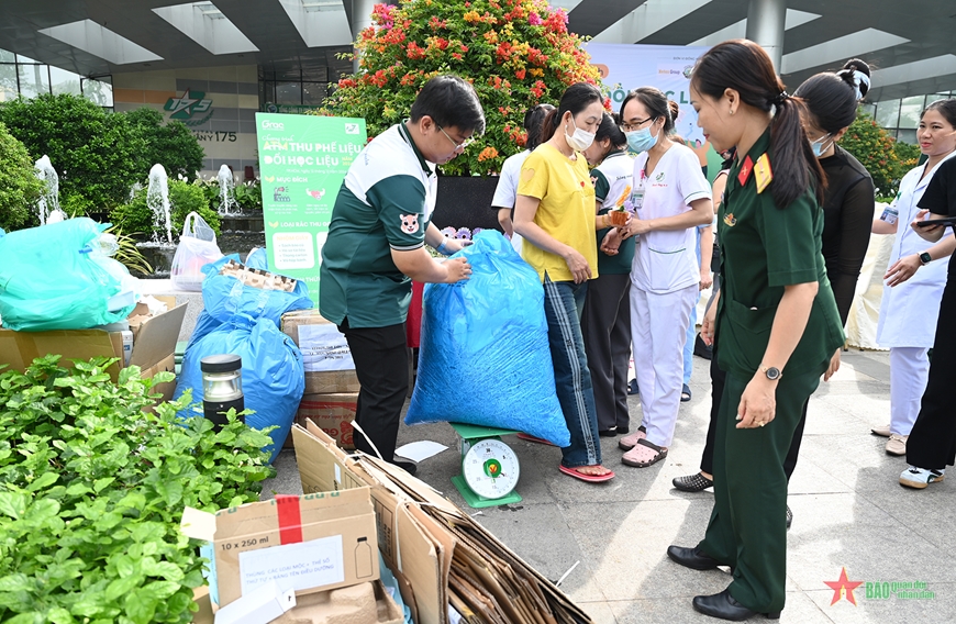 Bệnh viện Quân y 175 triển khai chương trình “ATM thu phế liệu đổi học liệu”