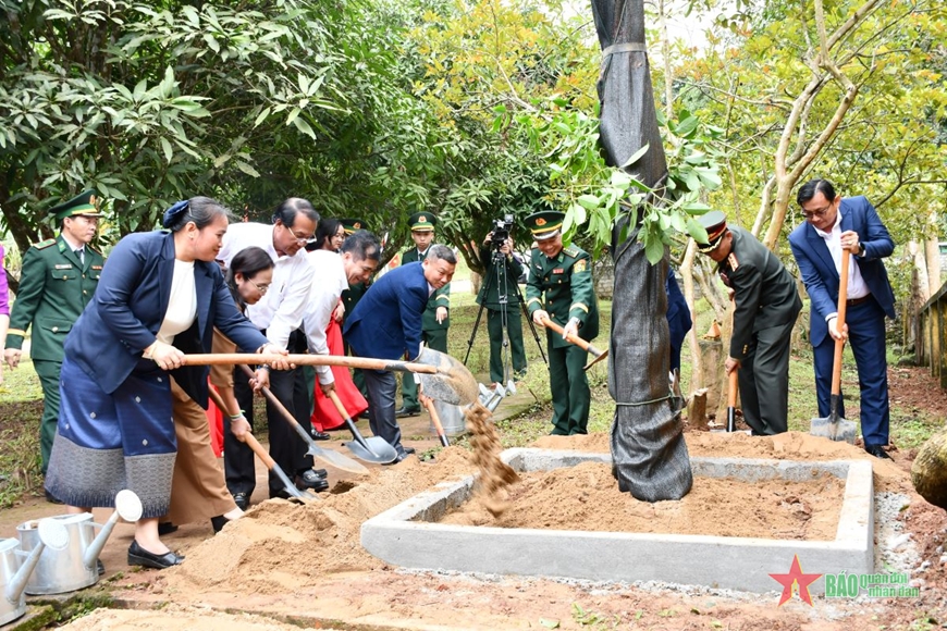 Sôi nổi ngày hội kết nghĩa cụm dân cư hai bên biên giới Việt Nam - Lào