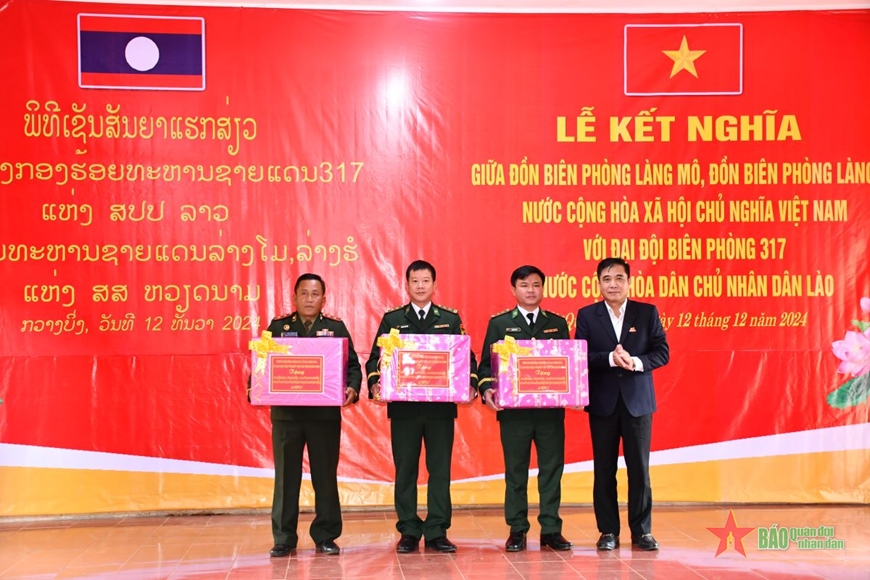 Sôi nổi ngày hội kết nghĩa cụm dân cư hai bên biên giới Việt Nam - Lào