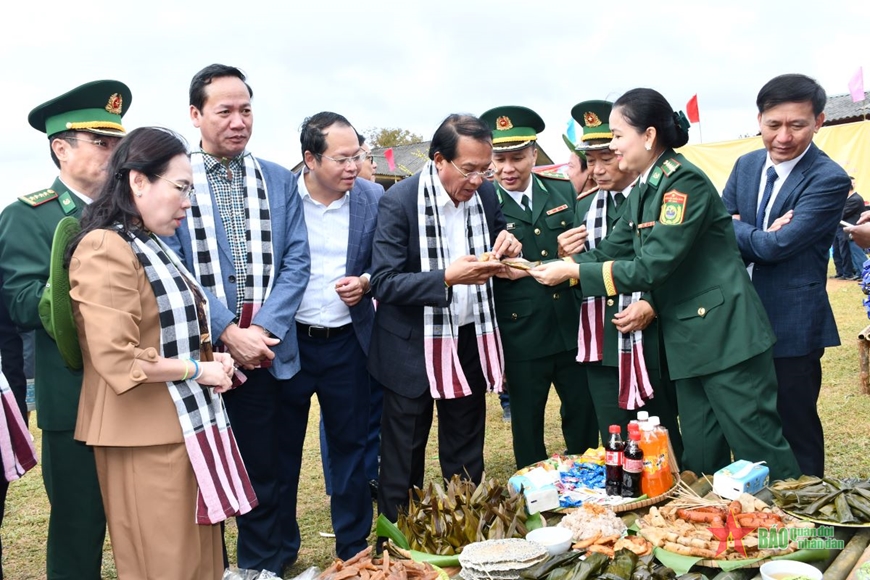 Sôi nổi ngày hội kết nghĩa cụm dân cư hai bên biên giới Việt Nam - Lào