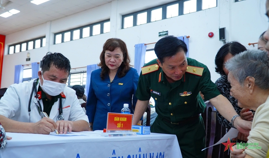 Quân khu 9: Khám bệnh, cấp phát thuốc miễn phí cho người dân Cần Thơ