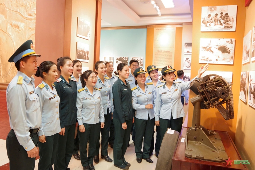 Hơn 1.000 cán bộ, chiến sĩ Sư đoàn Không quân 372 được giáo dục truyền thống