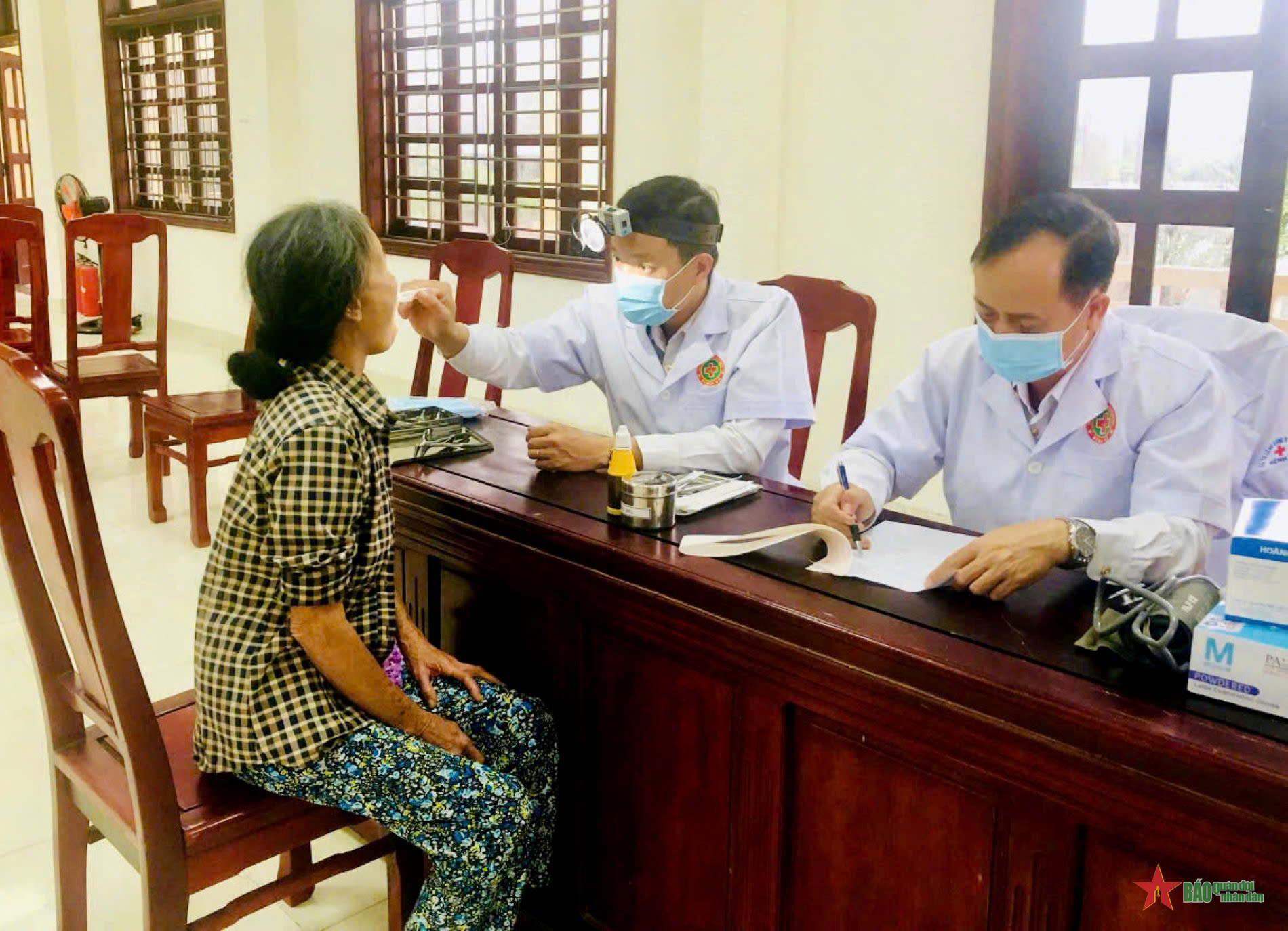 Vùng 3 Hải quân thực hiện chương trình quân dân y tại Thừa Thiên Huế