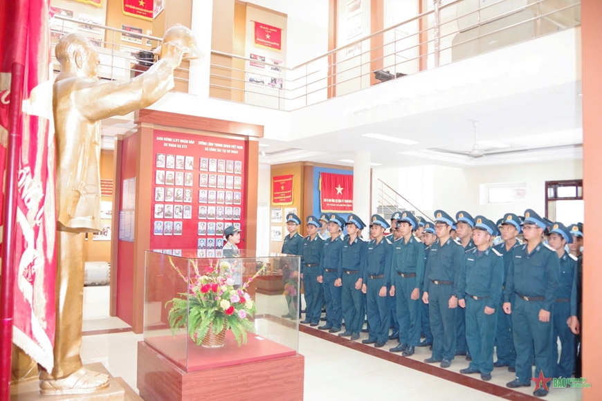 Hơn 1.000 cán bộ, chiến sĩ Sư đoàn Không quân 372 được giáo dục truyền thống