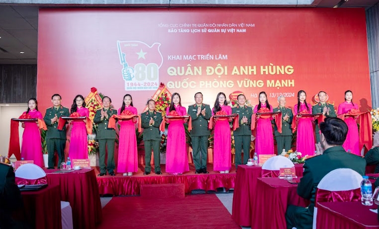 Triển lãm gần 300 hình ảnh, tài liệu, hiện vật về “Quân đội anh hùng - Quốc phòng vững mạnh”