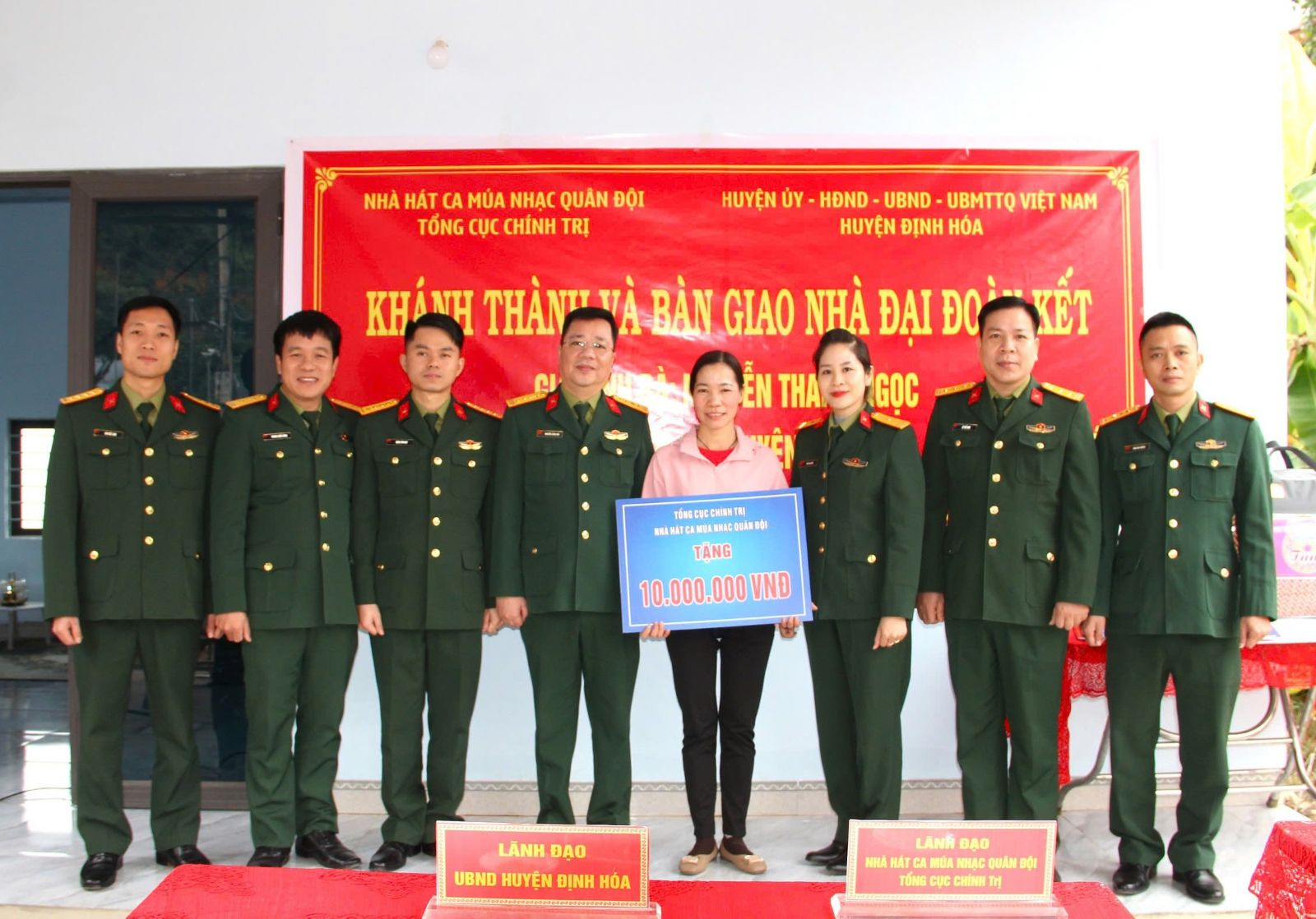 Nhà hát Ca múa nhạc Quân đội bàn giao nhà Đại đoàn kết tặng gia đình chính sách