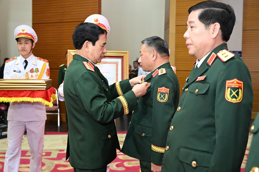 Trao Huân chương tặng cán bộ cấp cao Quân đội nhân dân Việt Nam