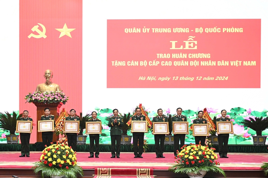 Trao Huân chương tặng cán bộ cấp cao Quân đội nhân dân Việt Nam
