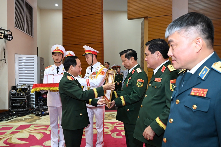 Trao Huân chương tặng cán bộ cấp cao Quân đội nhân dân Việt Nam