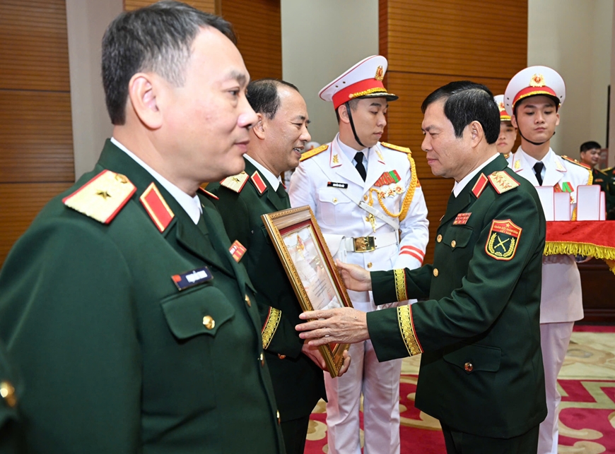 Trao Huân chương tặng cán bộ cấp cao Quân đội nhân dân Việt Nam