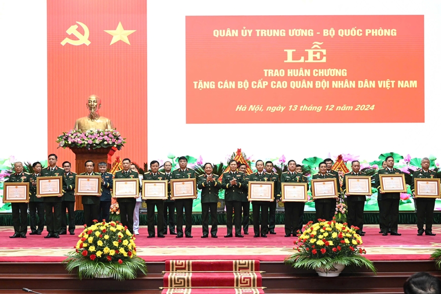Trao Huân chương tặng cán bộ cấp cao Quân đội nhân dân Việt Nam