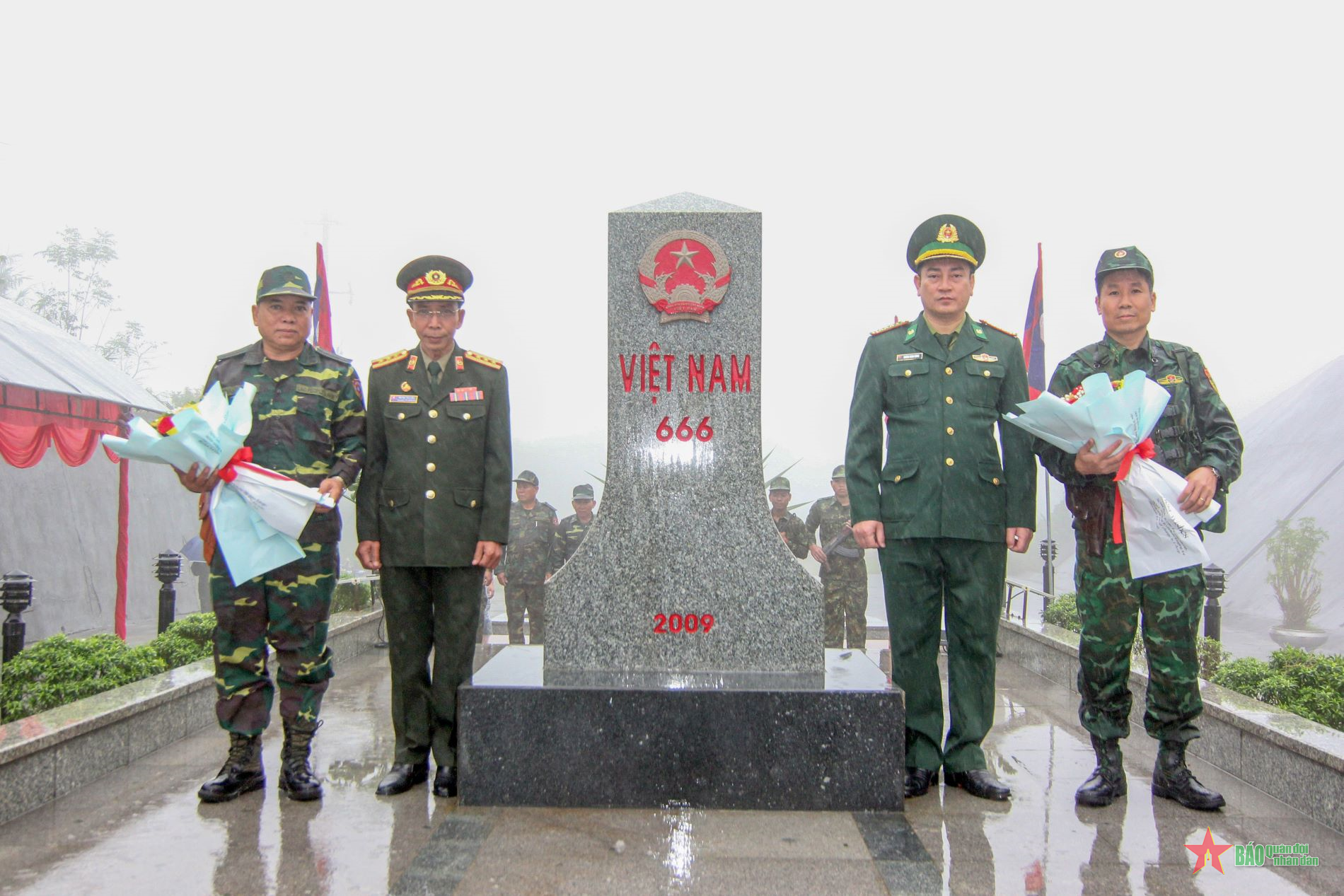 Bộ chỉ huy BĐBP tỉnh Thừa Thiên Huế và Bộ CHQS tỉnh Sê Kông tuần tra song phương