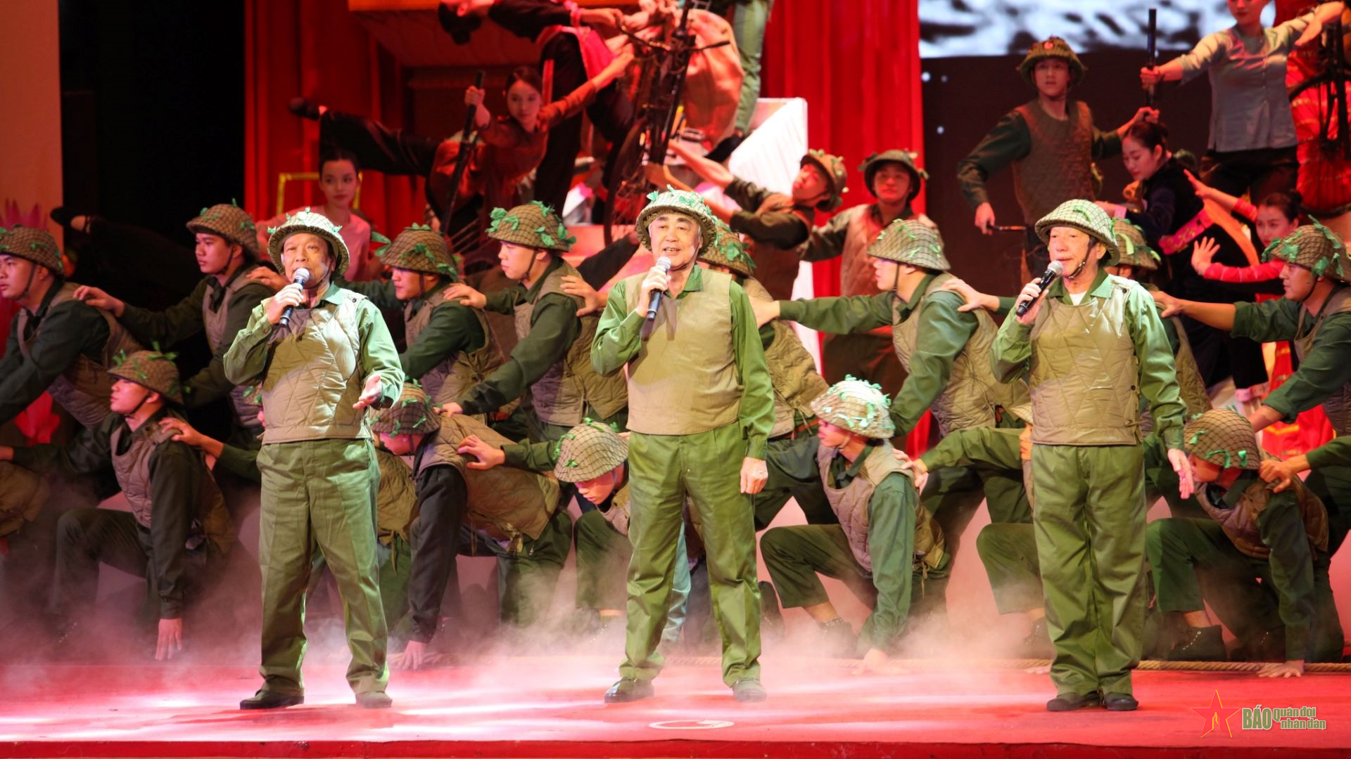 Ba giọng ca bất hủ hát kỷ niệm “80 năm dưới Quân kỳ Quyết thắng”