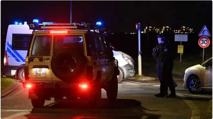 Xả súng tại Pháp, đâm dao tại Nhật Bản